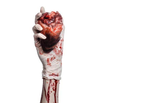 Operación y medicina tema: Cirujano sangriento de la mano sosteniendo un corazón humano en un sangriento guantes blancos aislados sobre un fondo blanco en el estudio — Foto de Stock