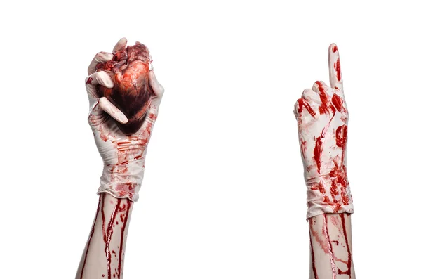 Тема операции и медицины: Кровавый хирург держит человеческое сердце в окровавленных белых перчатках на белом фоне в студии — стоковое фото