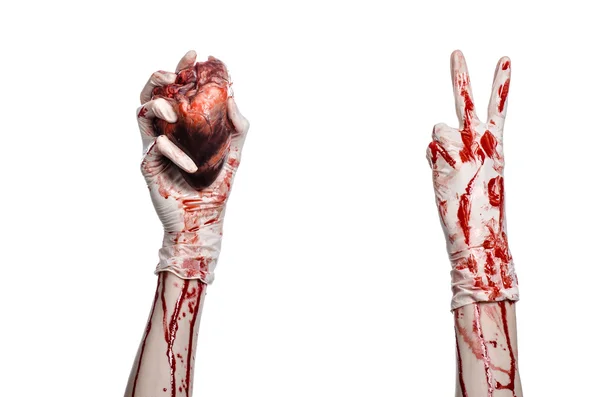 Operazione e medicina tema: Sangue chirurgo mano che tiene un cuore umano in un sanguinoso guanti bianchi isolati su uno sfondo bianco in studio — Foto Stock