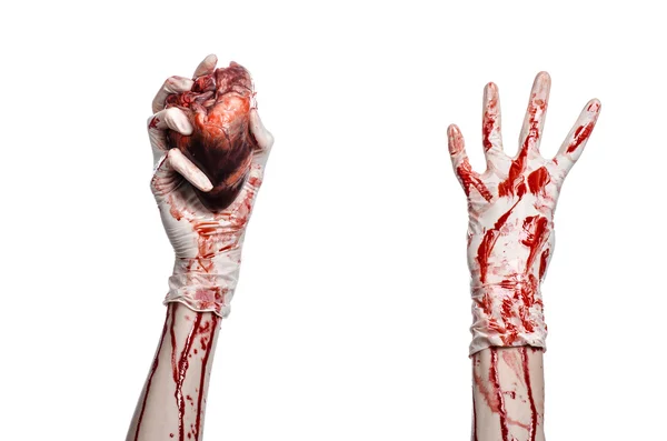 Operazione e medicina tema: Sangue chirurgo mano che tiene un cuore umano in un sanguinoso guanti bianchi isolati su uno sfondo bianco in studio — Foto Stock