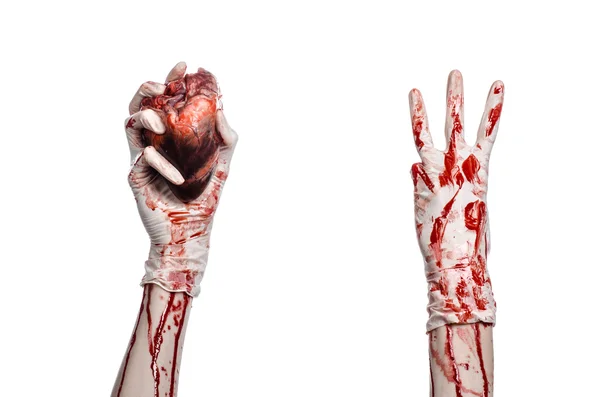 Operazione e medicina tema: Sangue chirurgo mano che tiene un cuore umano in un sanguinoso guanti bianchi isolati su uno sfondo bianco in studio — Foto Stock