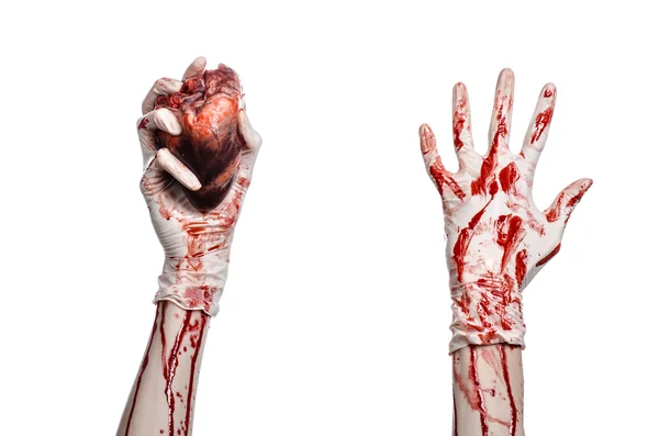 Operación y medicina tema: Cirujano sangriento de la mano sosteniendo un corazón humano en un sangriento guantes blancos aislados sobre un fondo blanco en el estudio — Foto de Stock