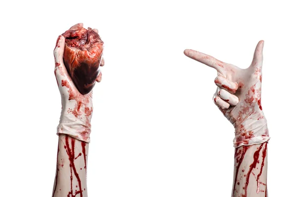 Operação e tema da medicina: Cirurgião de mão sangrenta segurando um coração humano em luvas brancas sangrentas isolado em um fundo branco no estúdio — Fotografia de Stock