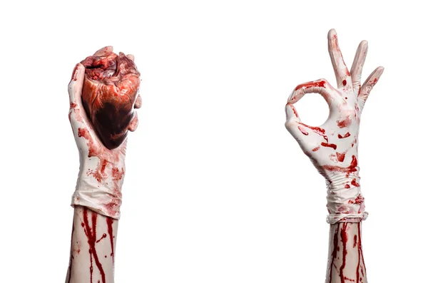 Operazione e medicina tema: Sangue chirurgo mano che tiene un cuore umano in un sanguinoso guanti bianchi isolati su uno sfondo bianco in studio — Foto Stock