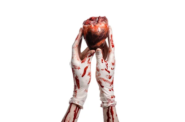 Operación y medicina tema: Cirujano sangriento de la mano sosteniendo un corazón humano en un sangriento guantes blancos aislados sobre un fondo blanco en el estudio —  Fotos de Stock