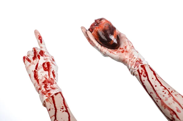 操作と医学のテーマ: studio で白い背景に分離されて流血白い手袋で人間の心を保持している血まみれの手の外科医 — ストック写真