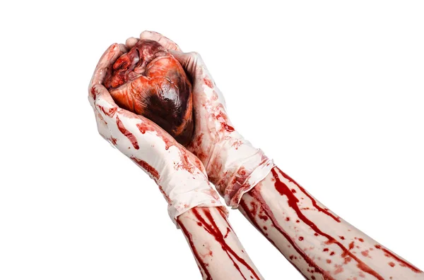 Operazione e medicina tema: Sangue chirurgo mano che tiene un cuore umano in un sanguinoso guanti bianchi isolati su uno sfondo bianco in studio — Foto Stock