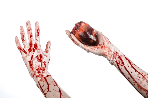 Werking en geneeskunde thema: Bloody hand chirurg houden van een menselijk hart in een bloedige witte handschoenen geïsoleerd op een witte achtergrond in studio — Stockfoto