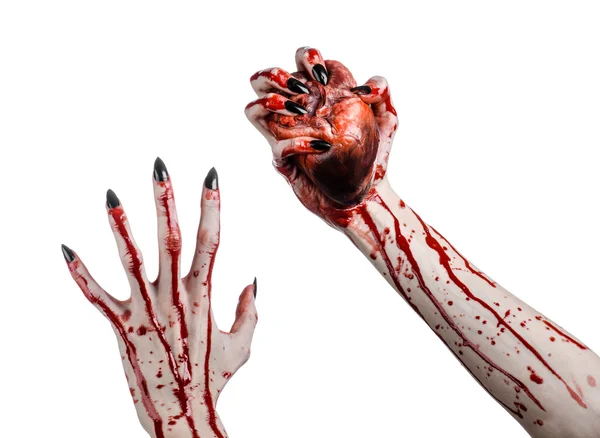 Blutiger Horror und Halloween-Thema: schreckliche blutige Hände mit schwarzen Nägeln, die ein blutiges menschliches Herz auf weißem Hintergrund halten — Stockfoto