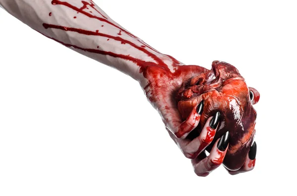 Bloedend, horror en Halloween thema: verschrikkelijk bloedige handen met zwarte nagels houden een bloedige menselijk hart op een witte achtergrond geïsoleerd achtergrond in studio — Stockfoto