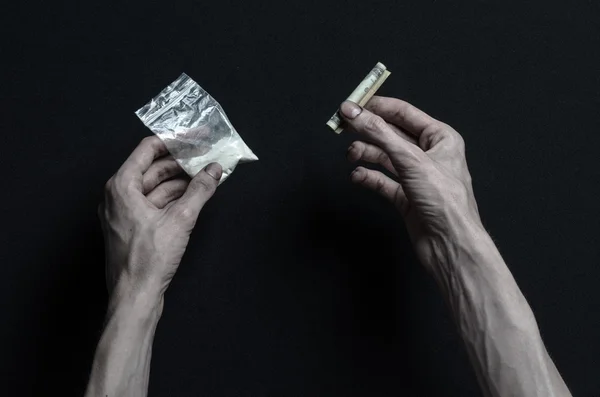 The fight against drugs and drug addiction topic: hand addict lies on a dark table and around it are drugs, a top studio — Stock Photo, Image