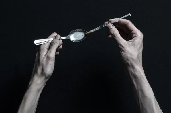 Der Kampf gegen Drogen und Drogenabhängigkeit Thema: Hand süchtig liegt auf einem dunklen Tisch und um ihn herum Drogen, ein Top-Studio — Stockfoto