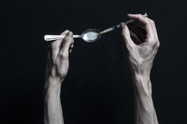 La lucha contra las drogas y la adicción a las drogas tema: adicto a las manos se encuentra en una mesa oscura y alrededor de ella son las drogas, un estudio de alto nivel —  Fotos de Stock