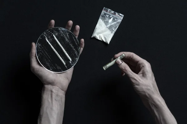 The fight against drugs and drug addiction topic: hand addict lies on a dark table and around it are drugs, a top studio — Stock Photo, Image