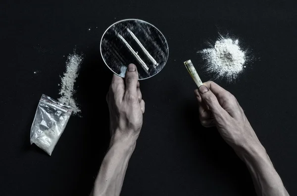 薬と薬物中毒のトピックとの戦い: 暗い上に手の常習者あるテーブルし、それ周辺の薬、トップ スタジオ — ストック写真