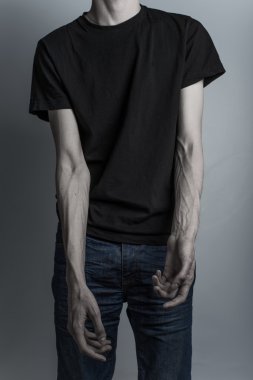 bir uyuşturucu bağımlısı ince elleri