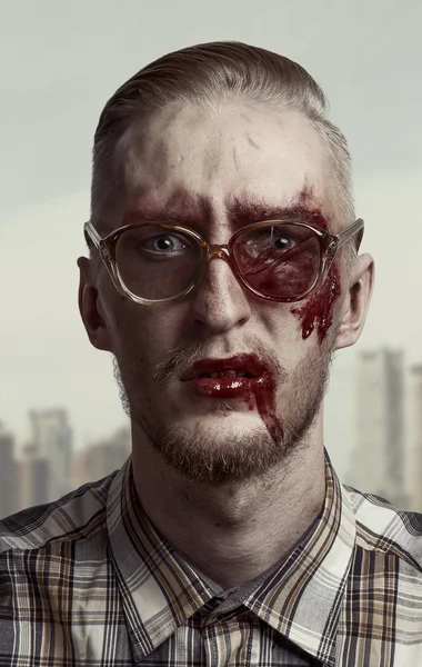 Muž s nefunkční tvář krví brýle v košili — Stock fotografie