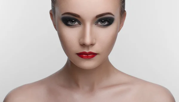 Schwarze Schatten auf den Augen, rauchige Augen, Frauen Make-up Schönheit — Stockfoto