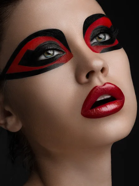 Labios rojos Maquillaje negro en los ojos de la máscara Mujeres Belleza —  Fotos de Stock