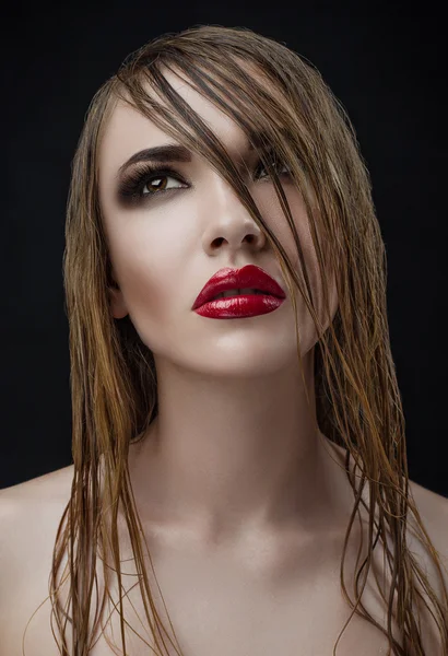 Labios rojos cabello húmedo mujeres maquillaje belleza — Foto de Stock