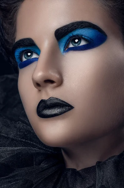Mädchen schwarz blau Make-up Gitter gelegt Haare — Stockfoto