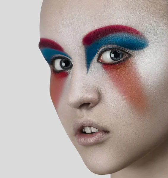 Retrato rojo azul del maquillaje de una muchacha hermosa — Foto de Stock