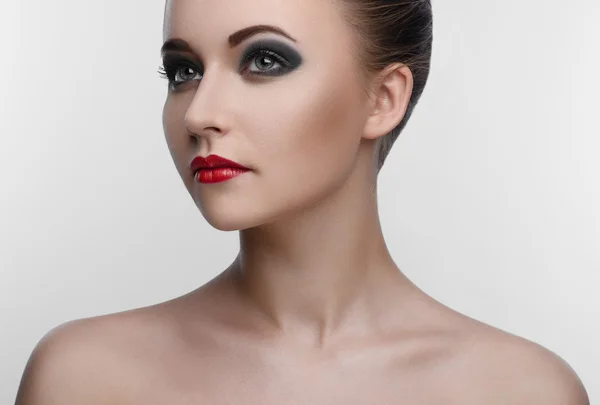 Schwarze Schatten auf den Augen, rauchige Augen, Frauen Make-up Schönheit — Stockfoto