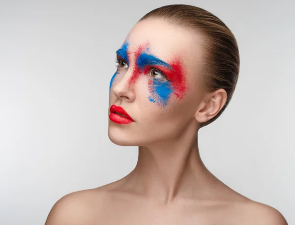 Sombras rojas y azules en los ojos, labios rojos, belleza del maquillaje de las mujeres — Foto de Stock