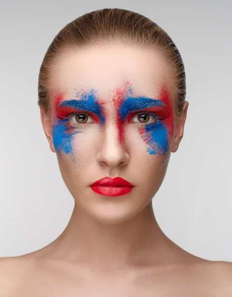 Sombras rojas y azules en los ojos, labios rojos, belleza del maquillaje de las mujeres — Foto de Stock
