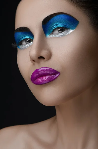 Lábios roxos, sombras azuis nos olhos, sobrancelhas pretas Mulheres Maquiagem Beleza — Fotografia de Stock