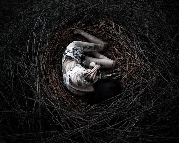 Girl in the nest, corpse of the girl in the woods — Stock Photo, Image