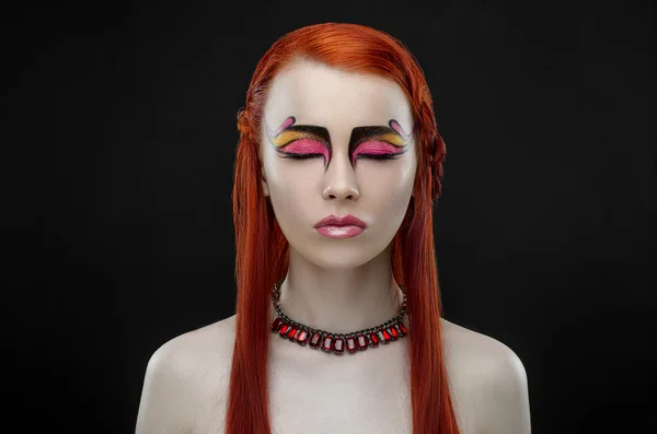 Flicka rött hår gul ros makeup — Stockfoto