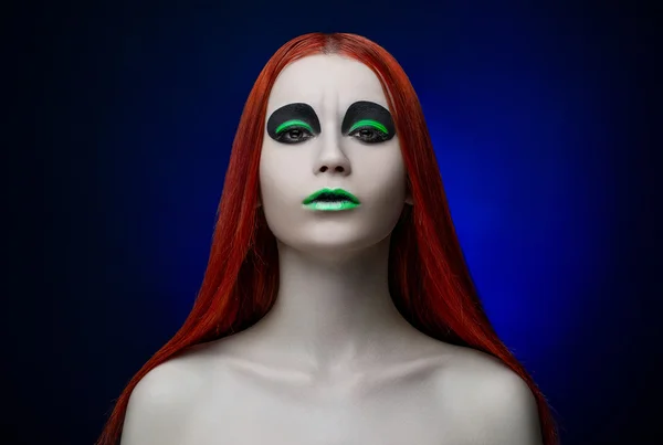 Chica verde maquillaje rojo pelo azul fondo — Foto de Stock