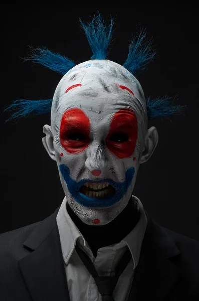 Clown zombie pazzo rosso blu in una giacca — Foto Stock