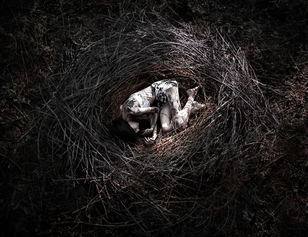 Menina no ninho, cadáver da menina na floresta — Fotografia de Stock