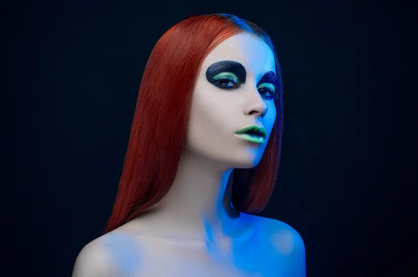 Flicka gröna makeup rött hår blå bakgrund — Stockfoto