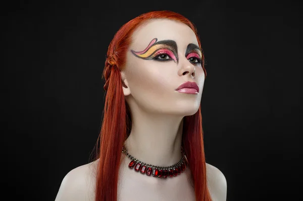 Dívka zrzavé vlasy žlutý růže make-up — Stock fotografie