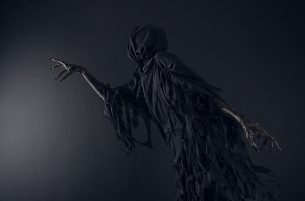 Смерть на черном фоне, Дементор
