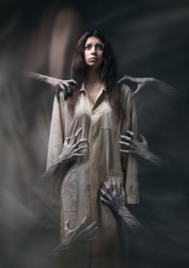 korku kız kirli bir elbise içinde ölüm, kabuslar, uykusuzluk, akıl hastası bir kadın, halloween Tema, korkunç rüya, şeytan, şeytan duman, korku film sahnesinde bir kızla el eller el