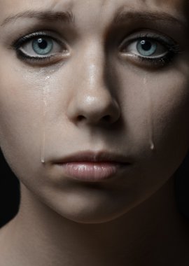 Şiddet ve istismar kızlar tema: portre ile güzel bir genç kızın gözyaşları gözlerinde, stüdyoda üzgün bir güzel kız
