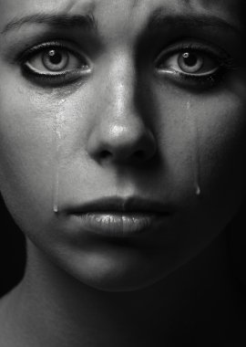 Şiddet ve istismar kızlar tema: portre ile güzel bir genç kızın gözyaşları gözlerinde, stüdyoda üzgün bir güzel kız