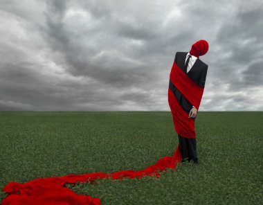 Kırmızı bir bez ile siyah elbiseli biri yeşil alan, yalnızlık, rüyalar, uyku, kırmızı kumaş, fırtına bulutları