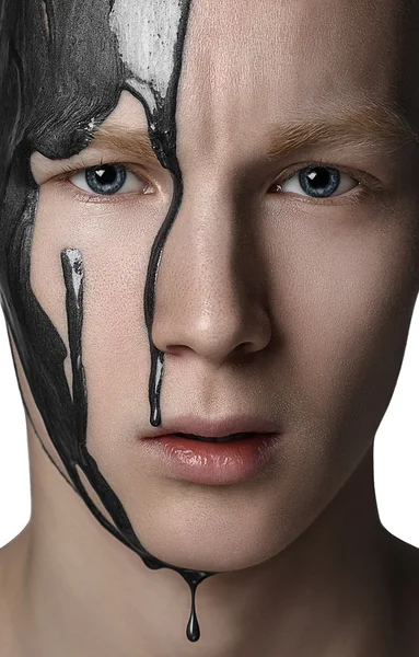 Porträt eines Mannes mit grauer Farbe im Gesicht — Stockfoto