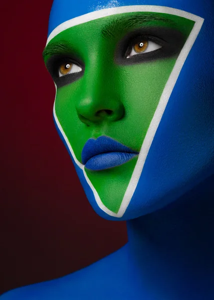 Schöne kreative Make-up, blau-grüne Make-up-Kunst, ein schönes Mädchen auf rotem Hintergrund — Stockfoto