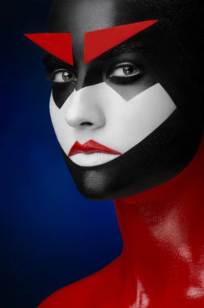 Röd svart vit Art Makeup skönhet flicka — Stockfoto