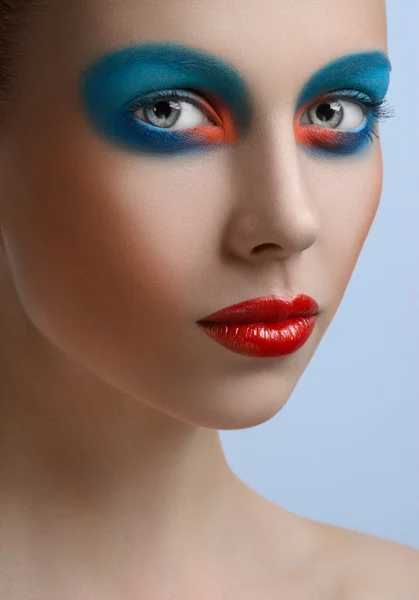 Azul labios rojos Mujeres Maquillaje Belleza sonrisa frenillos — Foto de Stock