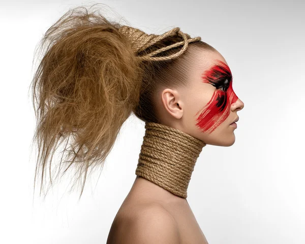 Chica maquillaje rojo negro cuerda en su cuello —  Fotos de Stock