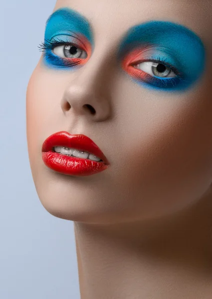 Azul labios rojos Mujeres Maquillaje Belleza sonrisa frenillos —  Fotos de Stock