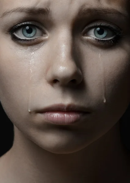 Violência e abuso do tema meninas: retrato de uma bela jovem com lágrimas nos olhos, uma linda menina triste no estúdio — Fotografia de Stock