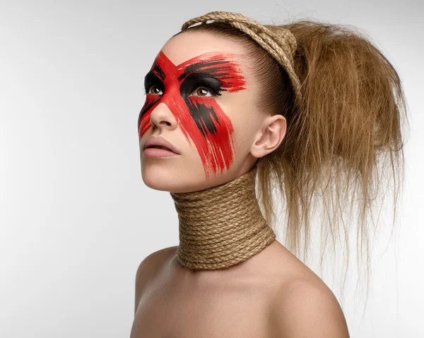 Chica maquillaje rojo negro cuerda en su cuello — Foto de Stock
